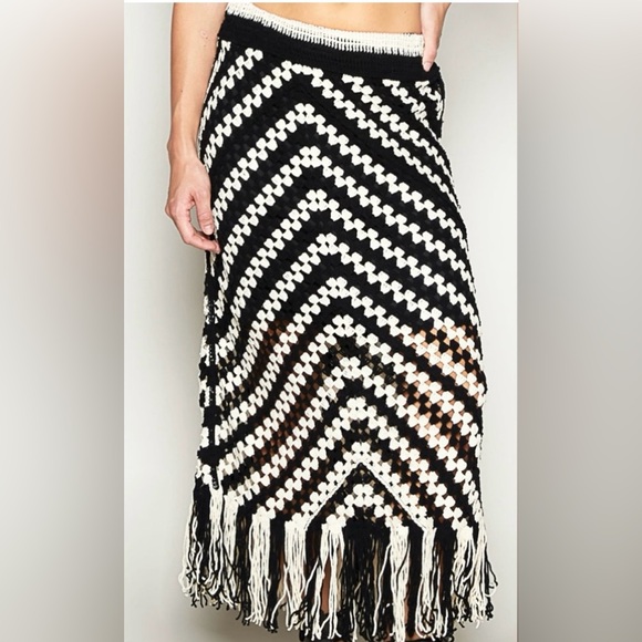 POL Dresses & Skirts - NEW POL Black and Natural Chevron Knit Skirt One Size